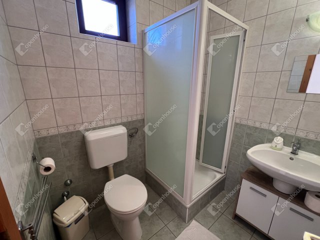 Eladó téglalakás, Hegykőn 199 M Ft, 10 szobás