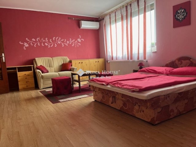 Eladó családi ház, Balatonfenyvesen 187 M Ft, 9 szobás