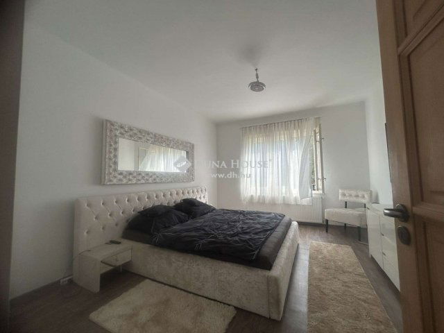 Eladó családi ház, Mendén 89.9 M Ft, 8 szobás