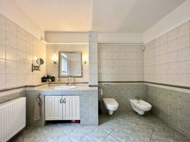 Eladó családi ház, Pécsett 250 M Ft, 9 szobás