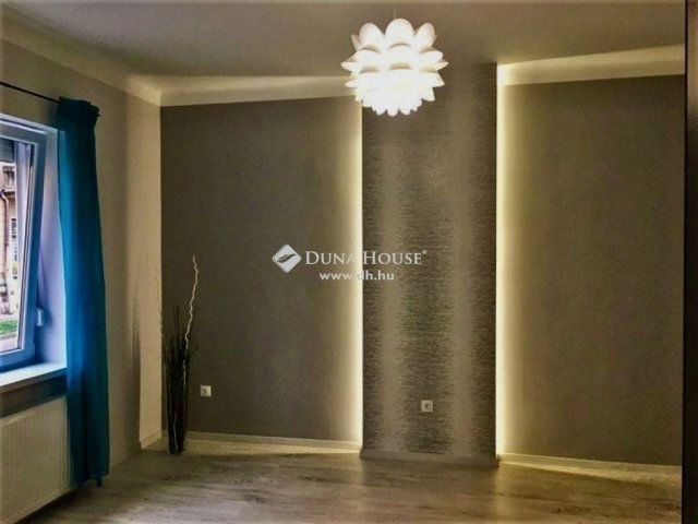 Eladó téglalakás, Pécsett 75 M Ft, 4 szobás