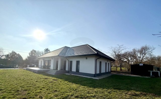 Eladó családi ház, Kőszárhegyen 132.99 M Ft, 5 szobás