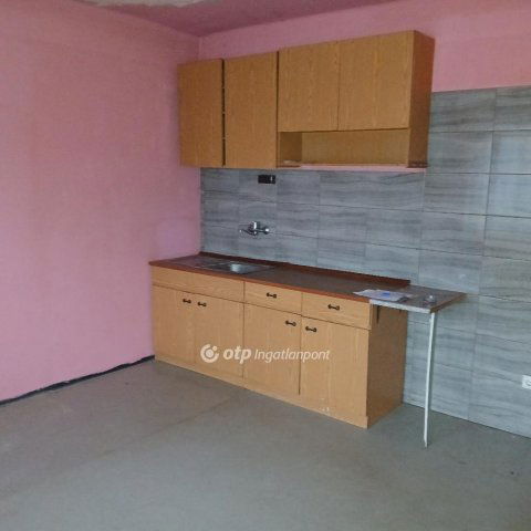 Eladó panellakás, Tatabányán 29.9 M Ft, 1+2 szobás