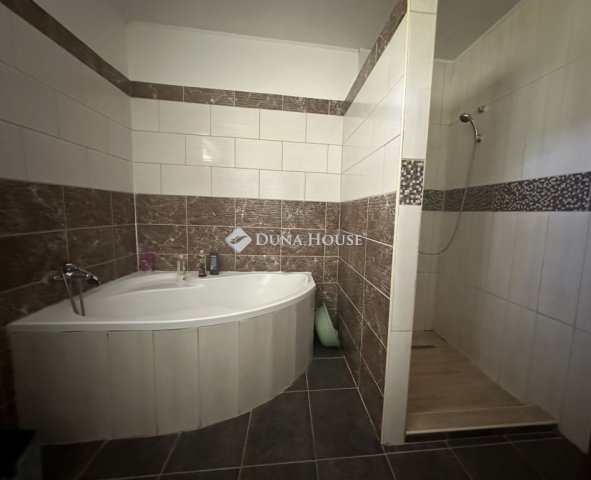 Eladó családi ház, Kesztölcön 129.9 M Ft, 7 szobás