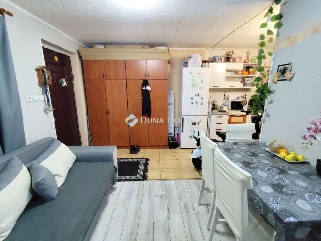 Eladó családi ház, Vecsésen 30 M Ft, 3 szobás