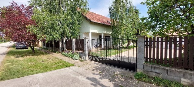 Eladó családi ház, Baracskán 98 M Ft, 6 szobás