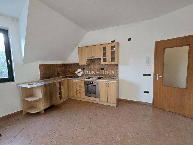 Eladó téglalakás, Veszprémben 99.99 M Ft, 4 szobás