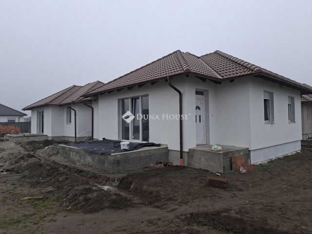 Eladó ikerház, Jászberényben 58.9 M Ft, 4 szobás