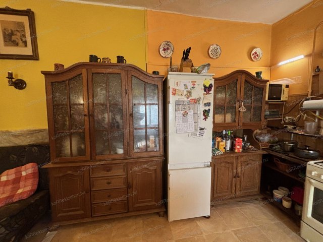 Eladó családi ház, Jászberényben 34.99 M Ft, 4 szobás