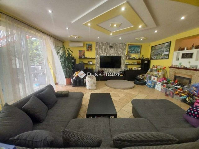 Eladó családi ház, Vecsésen 222.1 M Ft, 6 szobás