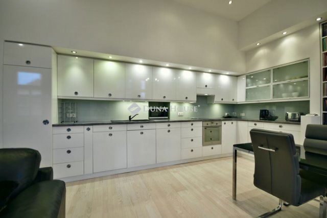 Eladó téglalakás, Budapesten, VIII. kerületben 215 M Ft