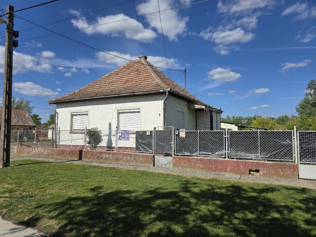 Eladó családi ház, Dunaszentbenedeken 20.9 M Ft, 2 szobás