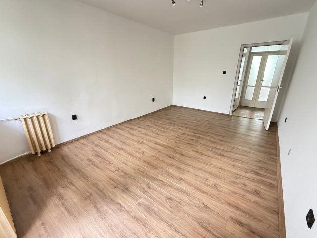 Eladó panellakás, Pakson 46.7 M Ft, 3 szobás