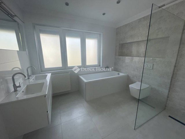 Kiadó téglalakás, albérlet, Kecskeméten 300 E Ft / hó