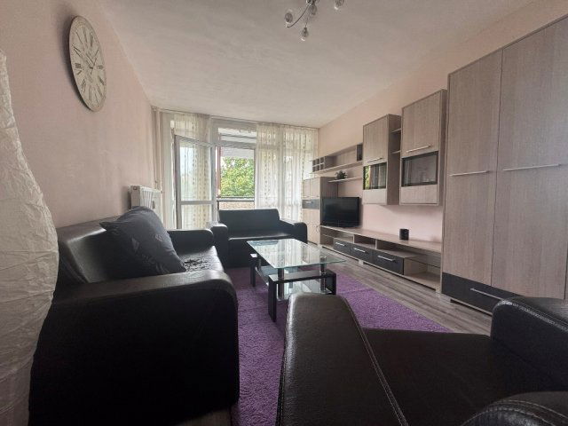 Kiadó panellakás, albérlet, Pécsett 180 E Ft / hó, 3 szobás