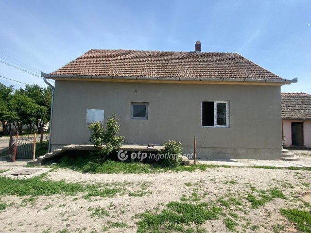 Eladó családi ház, Újszászon 29.9 M Ft, 4 szobás