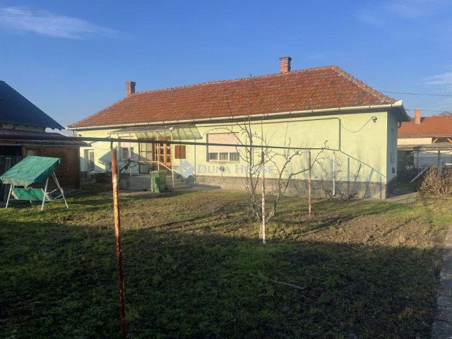 Eladó családi ház, Jászberényben 32.5 M Ft, 2 szobás