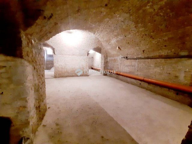 Eladó üzlethelyiség, Budapesten, VI. kerületben 120 M Ft