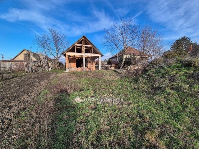 Eladó családi ház, Cecén 30.99 M Ft, 4 szobás