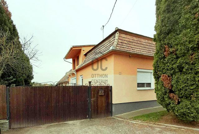 Eladó családi ház, Komáromban 75 M Ft, 3 szobás