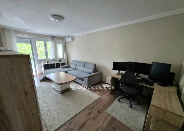Eladó panellakás, Százhalombattán 71 M Ft, 3 szobás