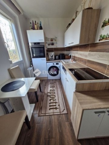 Eladó panellakás, Pécsett 59.9 M Ft, 3 szobás