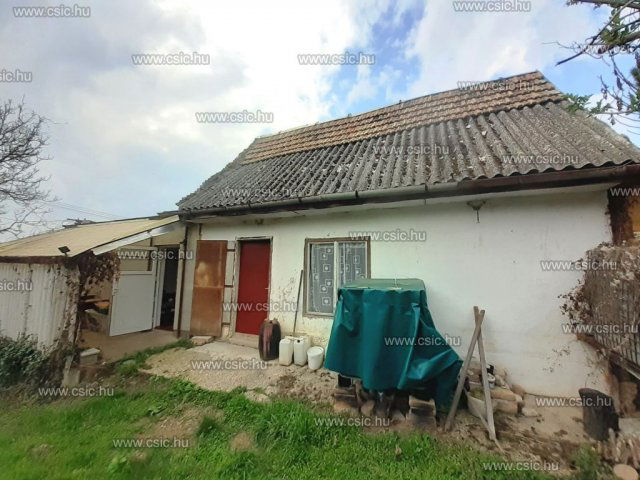 Eladó családi ház, Esztergomban 31.4 M Ft, 2 szobás