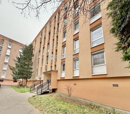 Eladó panellakás, Pécsett 38 M Ft, 2 szobás