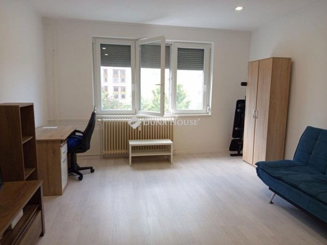 Eladó panellakás, Komlón 25.9 M Ft, 2 szobás