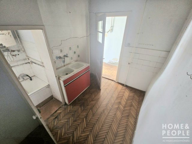 Eladó családi ház, Szegeden 34 M Ft, 1 szobás