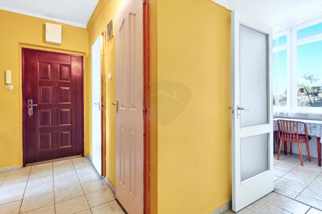 Eladó panellakás, Tatabányán 43 M Ft, 3 szobás