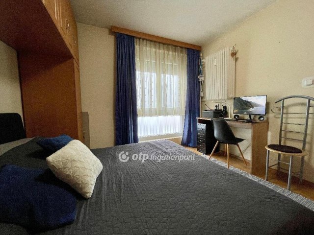 Eladó panellakás, Pécsett 97.5 M Ft, 3 szobás