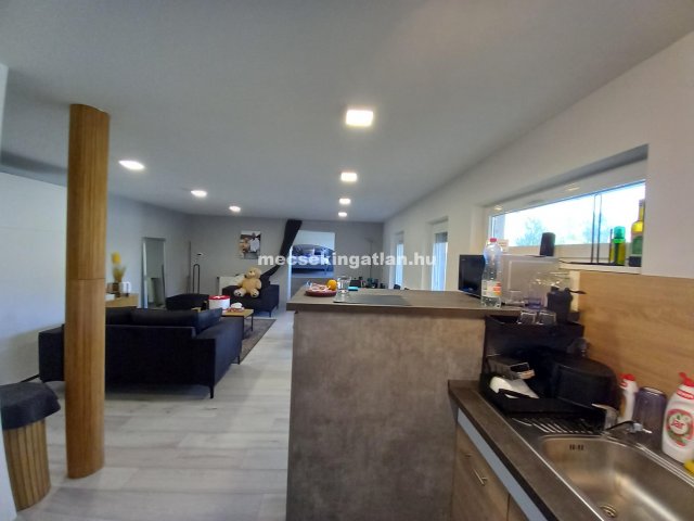 Kiadó téglalakás, albérlet, Pécsett 230 E Ft / hó, 1 szobás