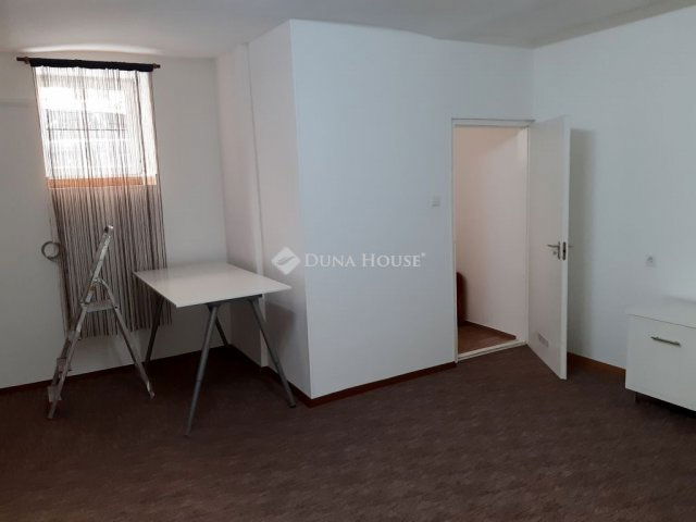 Eladó téglalakás, Budapesten, VI. kerületben 73 M Ft, 2 szobás