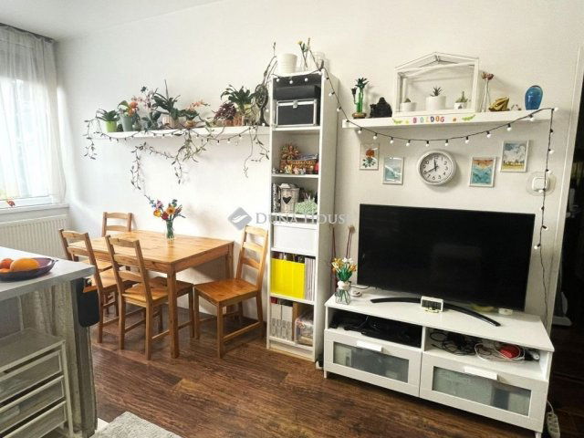 Eladó téglalakás, Szentendrén 86.5 M Ft, 3 szobás