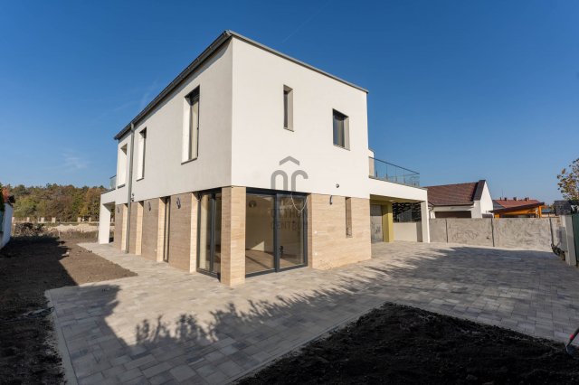 Eladó ikerház, Veszprémben 175 M Ft, 5 szobás