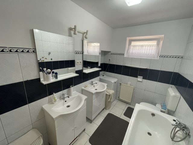 Eladó családi ház, Bonyhádon 80 M Ft, 7 szobás