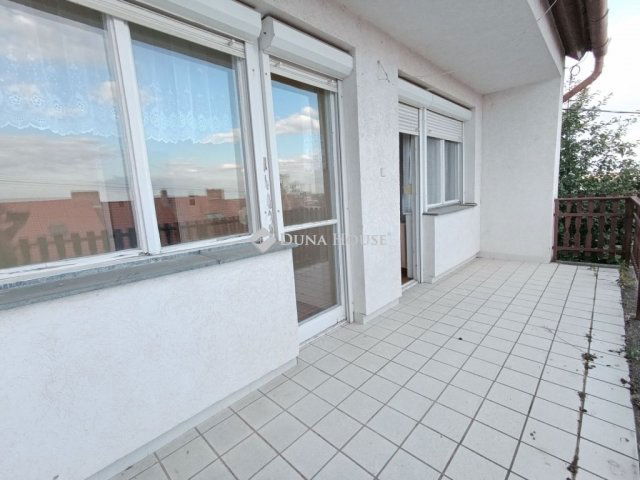 Eladó téglalakás, Szekszárdon 48 M Ft, 4 szobás
