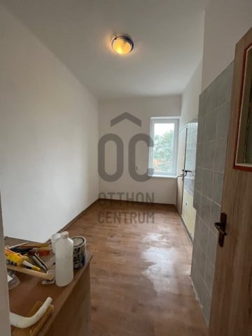 Eladó téglalakás, Komlón 22.99 M Ft, 2 szobás