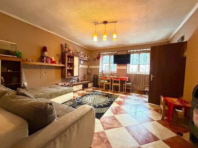 Eladó családi ház, Pápateszéren 21.99 M Ft, 3 szobás