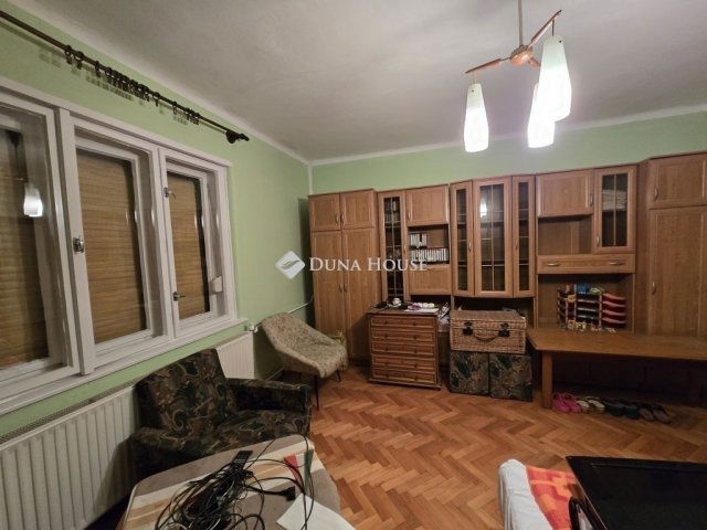 Eladó családi ház, Pécsett 79.9 M Ft, 4 szobás