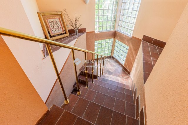 Eladó családi ház, Budapesten, XVI. kerületben 360 M Ft