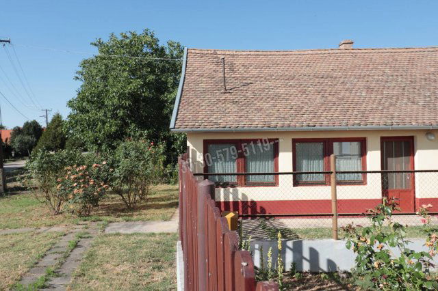 Eladó családi ház, Orosházán 9 M Ft, 2 szobás