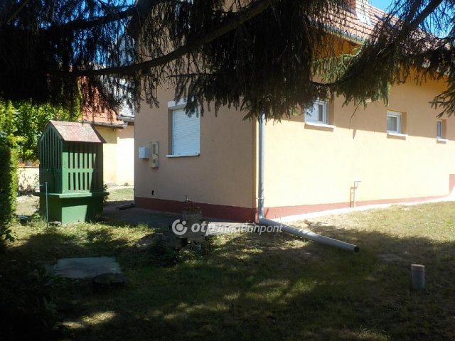 Eladó családi ház, Göllén 29.8 M Ft, 1 szobás