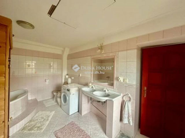 Eladó családi ház, Pécsett 250 M Ft, 4 szobás