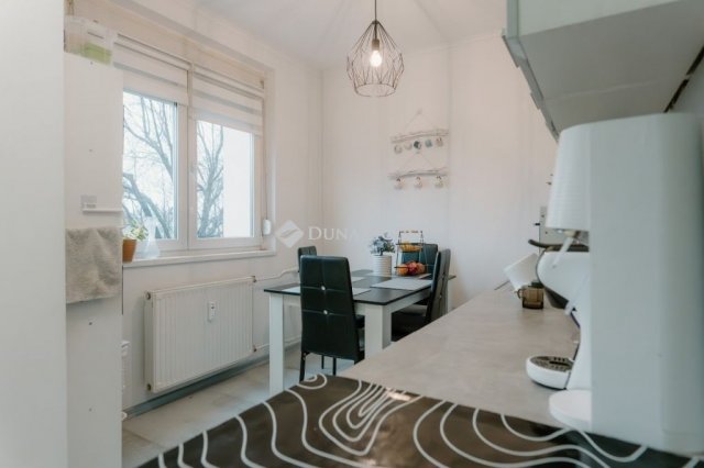 Eladó panellakás, Veszprémben 66.9 M Ft, 3 szobás