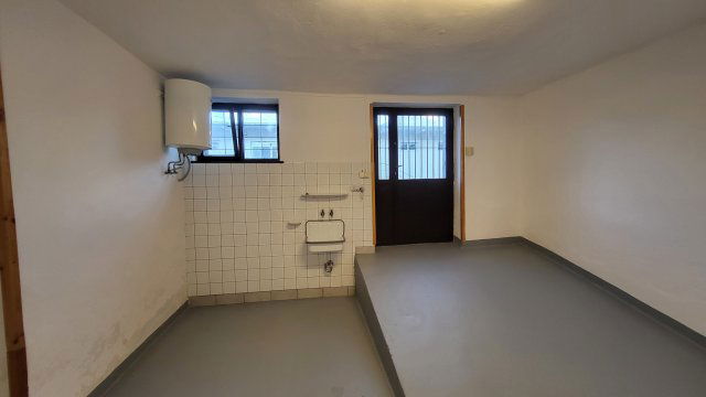 Kiadó üzlethelyiség, Egerben 180 E Ft / hó