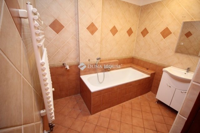 Eladó téglalakás, Kecskeméten 64.9 M Ft, 6 szobás