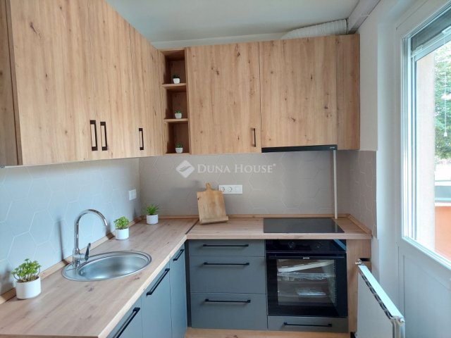 Eladó panellakás, Pécsett, Tildy Zoltán utcában 50.9 M Ft