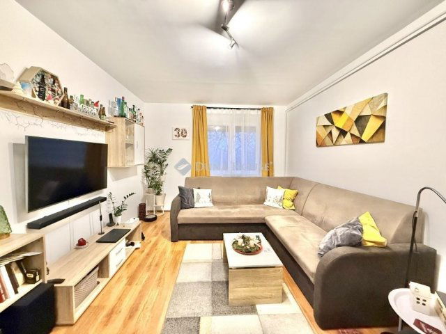 Eladó panellakás, Pécsett 47.9 M Ft, 4 szobás